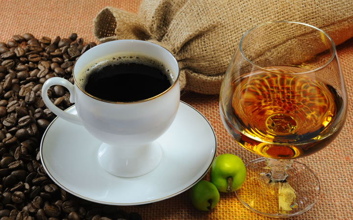 Kaffee und Alkohol eine verführerische Verbindung im Tischgeflüster ...